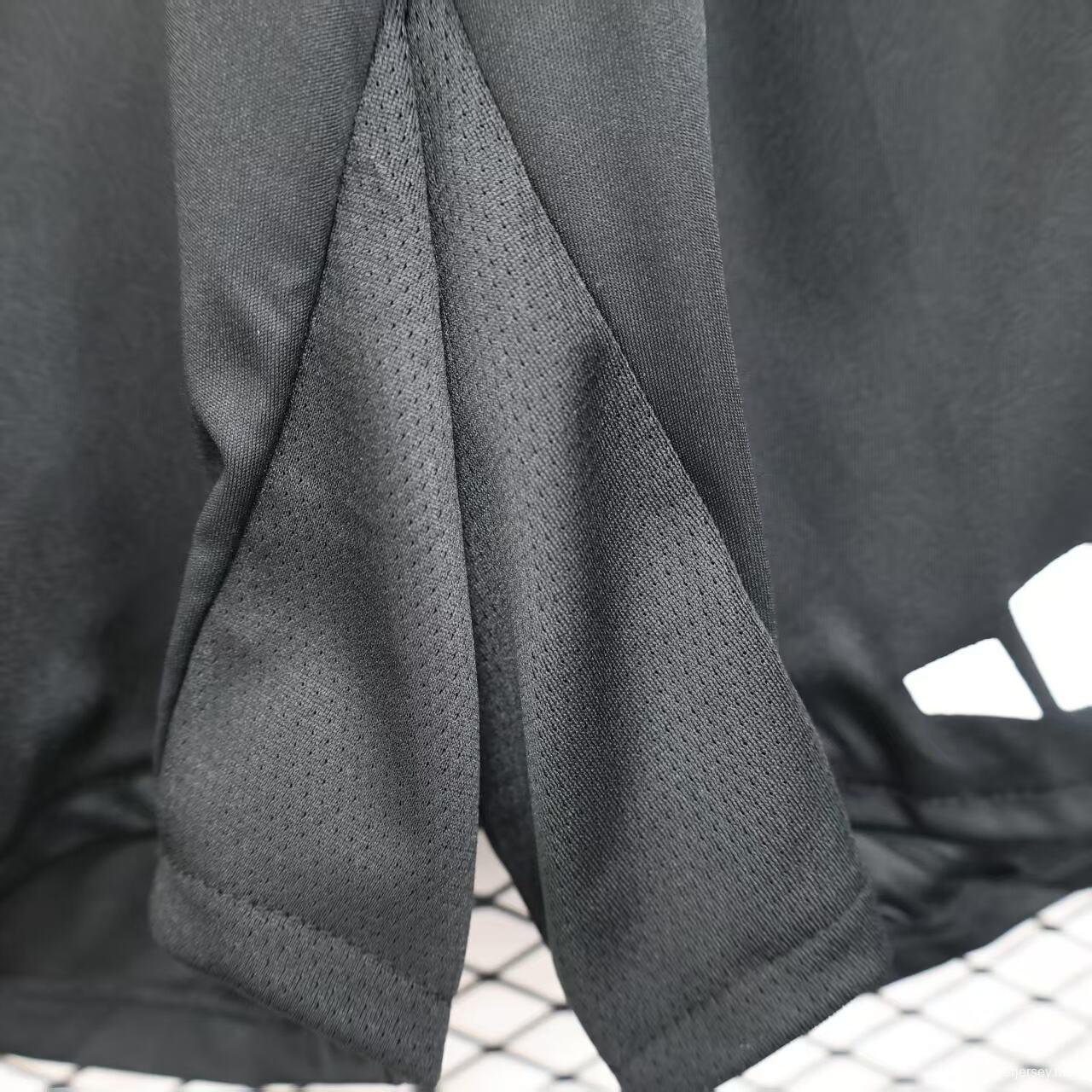 نسخة اللاعب 25/26 شورت مانشستر يونايتد خارج ملعبه