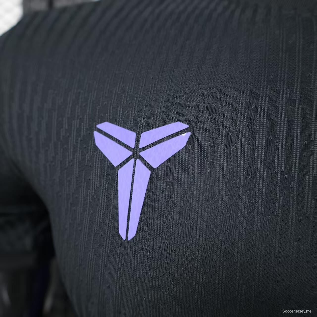 إصدار اللاعب 25/26 قميص برشلونة إكس كوبي براينت قبل المباراة خارج الملعب