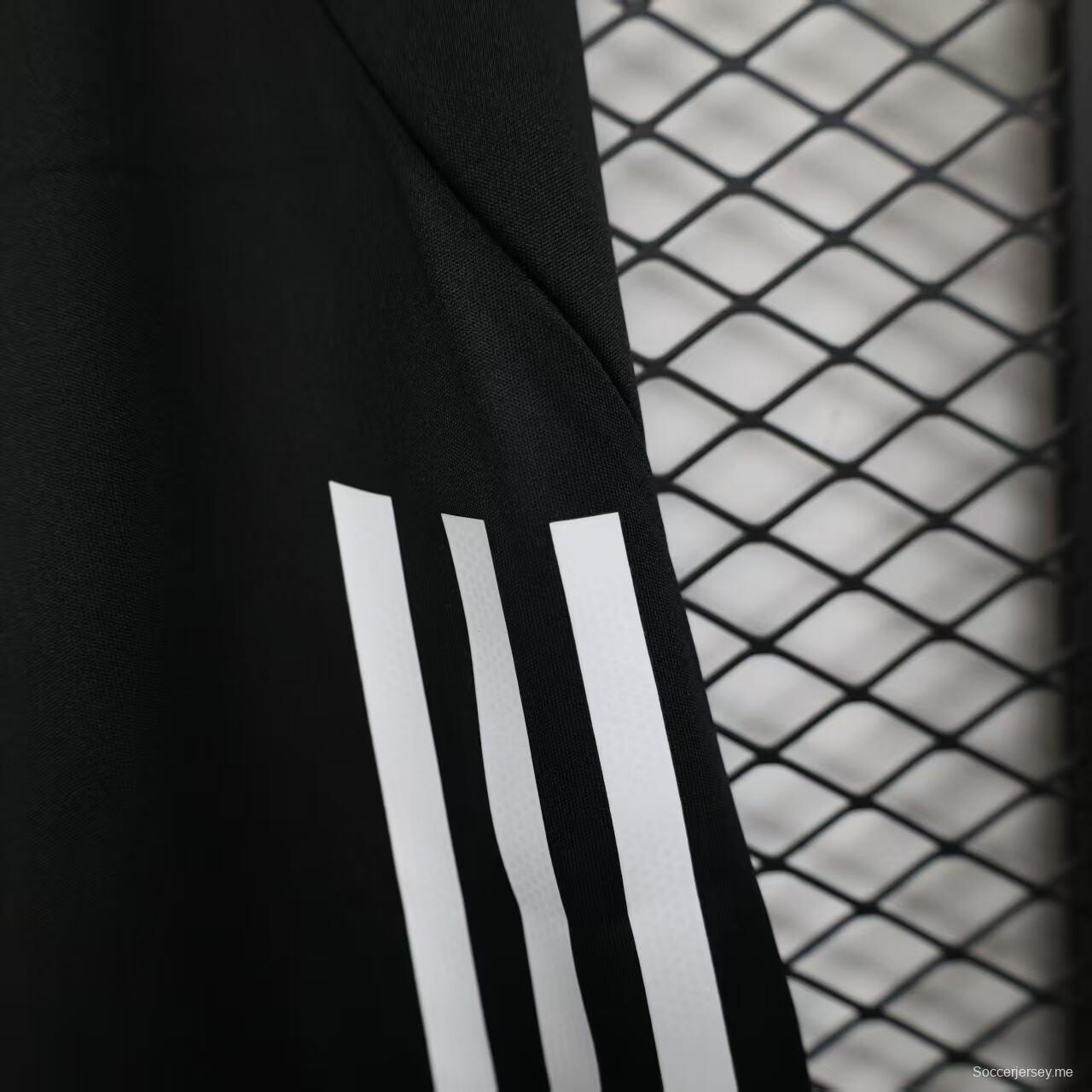 نسخة اللاعب 25/26 شورت مانشستر يونايتد خارج ملعبه