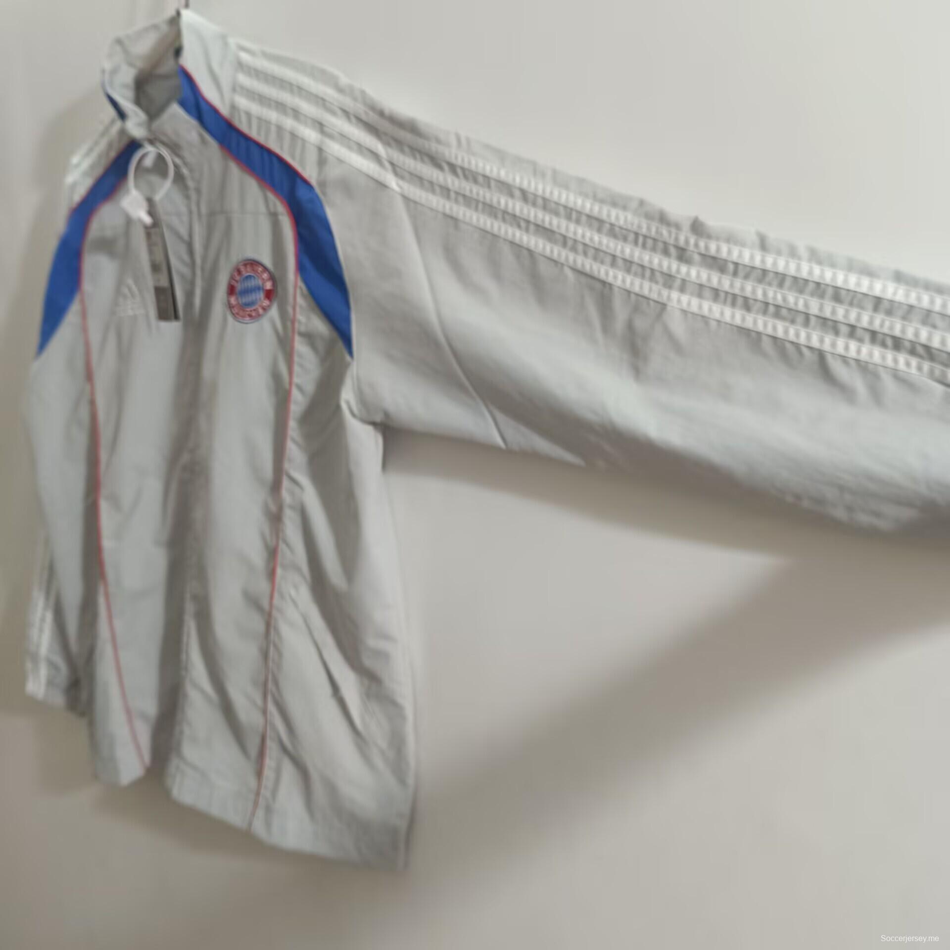 25/26 سترة رياضية كلاسيكية من أديداس بايرن ميونيخ - إصدار كلاسيكي باللون الفضي/الأزرق