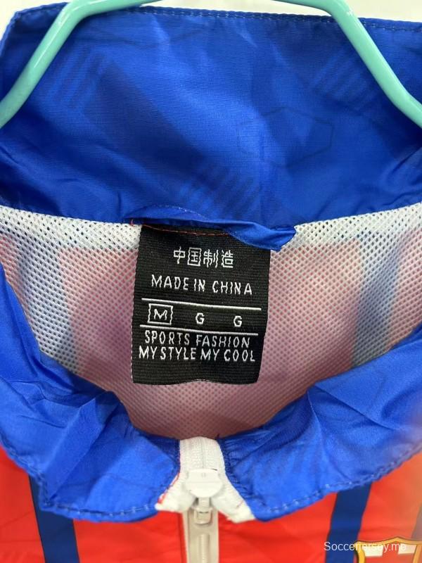 25/26 سترة واقية من الريح بلون أزرق بخطوط حمراء من نادي برشلونة