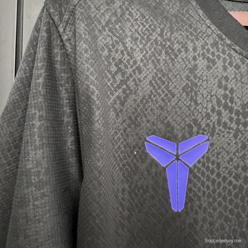 2025/26 قميص برشلونة إكس كوبي براينت قبل المباراة خارج الملعب