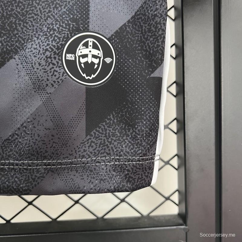 25/26 قميص نادي فيتوريا غيمارايش خارج ملعبه