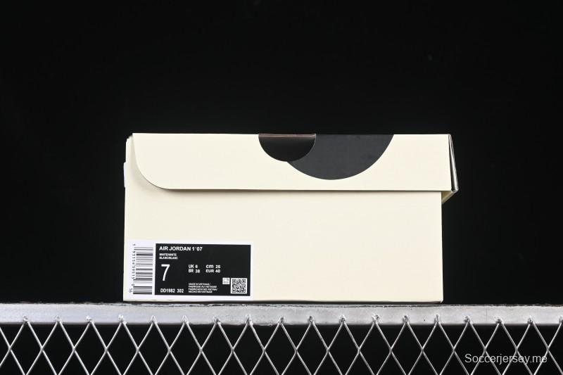 حذاء نايك اير فورس 1 '07 المنخفض من نايك اير فورس 1 '07 LV Collaboration حذاء رياضي كاجوال مرقع باللون البيج والبني - DD1982-302