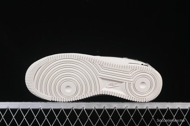 حذاء نايك اير فورس 1 '07 المنخفض الكاجوال من نايك باللون الأبيض أسود - ZH0318-128