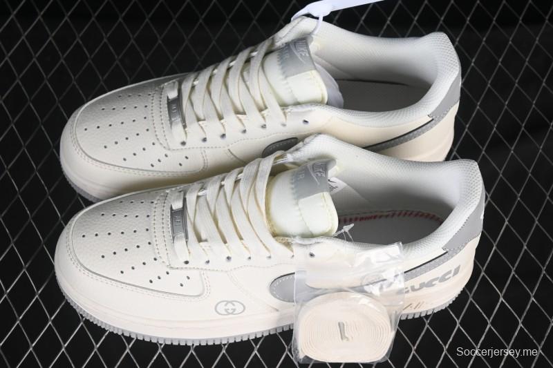 حذاء نايك اير فورس 1 '07 لو من نايك بالتعاون مع غوتشي شبح الوجه البيج الرمادي كاجوال سنيكرز - QW5836-024