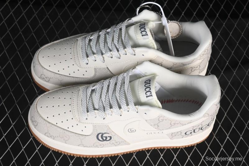 حذاء نايك اير فورس 1 '07 المنخفض من نايك اير فورس 1 '07 بالتعاون مع غوتشي حذاء رياضي كاجوال منخفض الرمادي الدخاني - DK0188-084