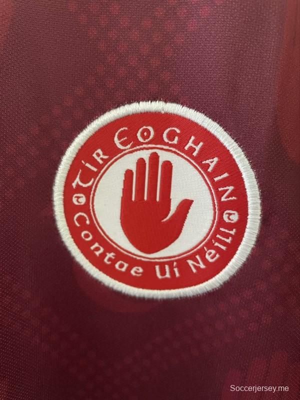 25/26 قميص تايرون GAA باللون الكستنائي مع لمسات ذهبية