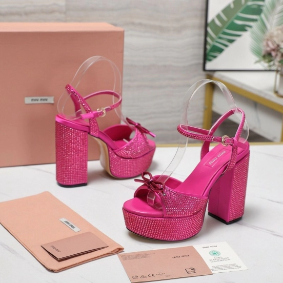 صندل بلينج كريستال من ميو ميو ميو مرصع بعناصر سواروفسكي - KFY00340