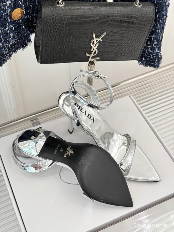 برادا 2025 صندل بكعب عالٍ مدبب من الأمام مع إبزيم مثلث - KFY00280