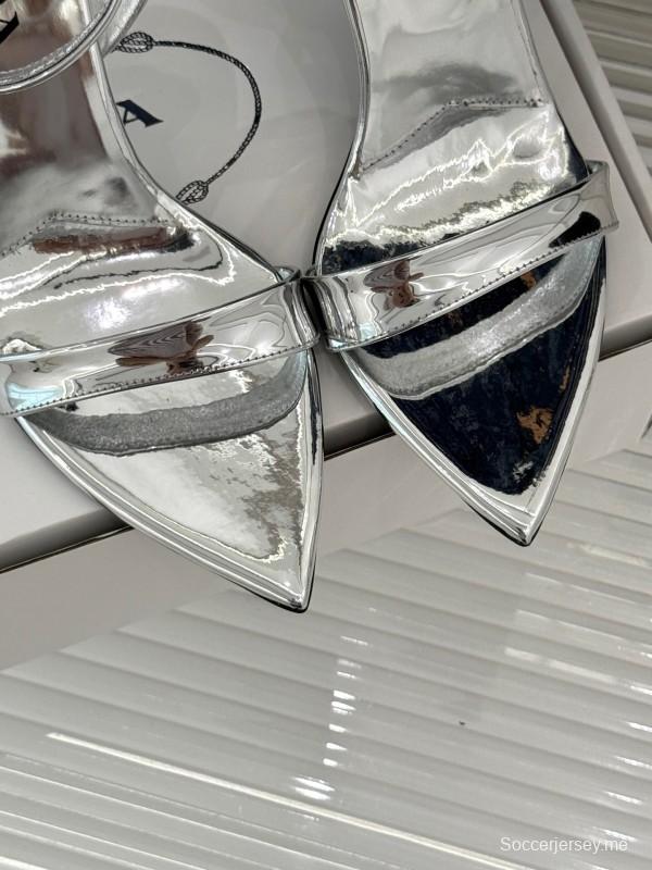 برادا 2025 صندل بكعب عالٍ مدبب من الأمام مع إبزيم مثلث - KFY00280