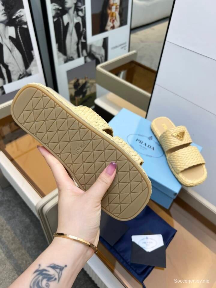 صنادل برادا 2025 من برادا صندل منسوج يدويًا من الرافيا مفتوح من الأمام - KFY00260