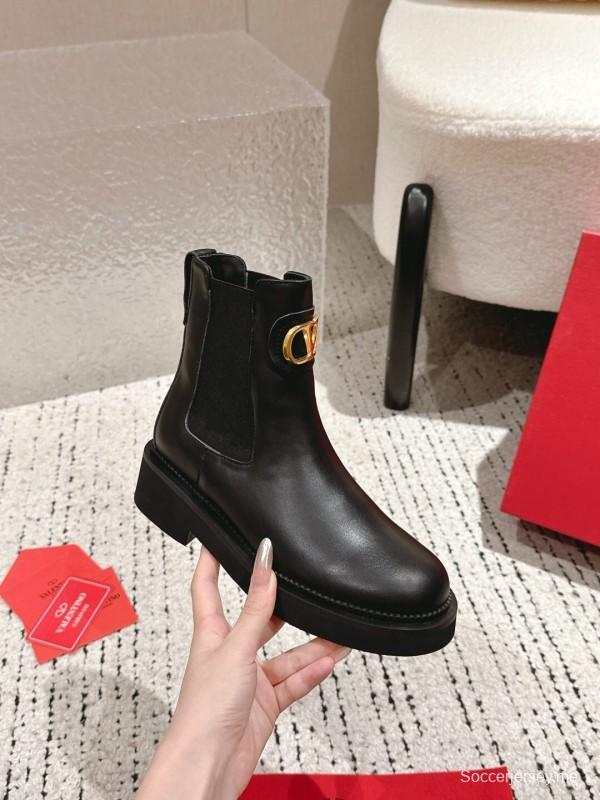 فالنتينو 2025 فالنتينو 2025 حذاء قصير معدني من العناصر المعدنية - LY00330