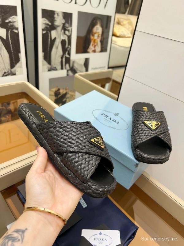 صندل بحزام متقاطع منسوج يدويًا من برادا 2025 من الرافيا 2025 - KFY00260