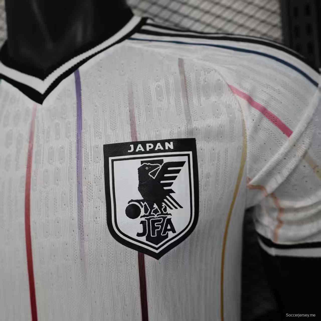 إصدار اللاعب 2026 قميص ياباني خارجي أبيض بنقشة خطوط عمودية ملونة