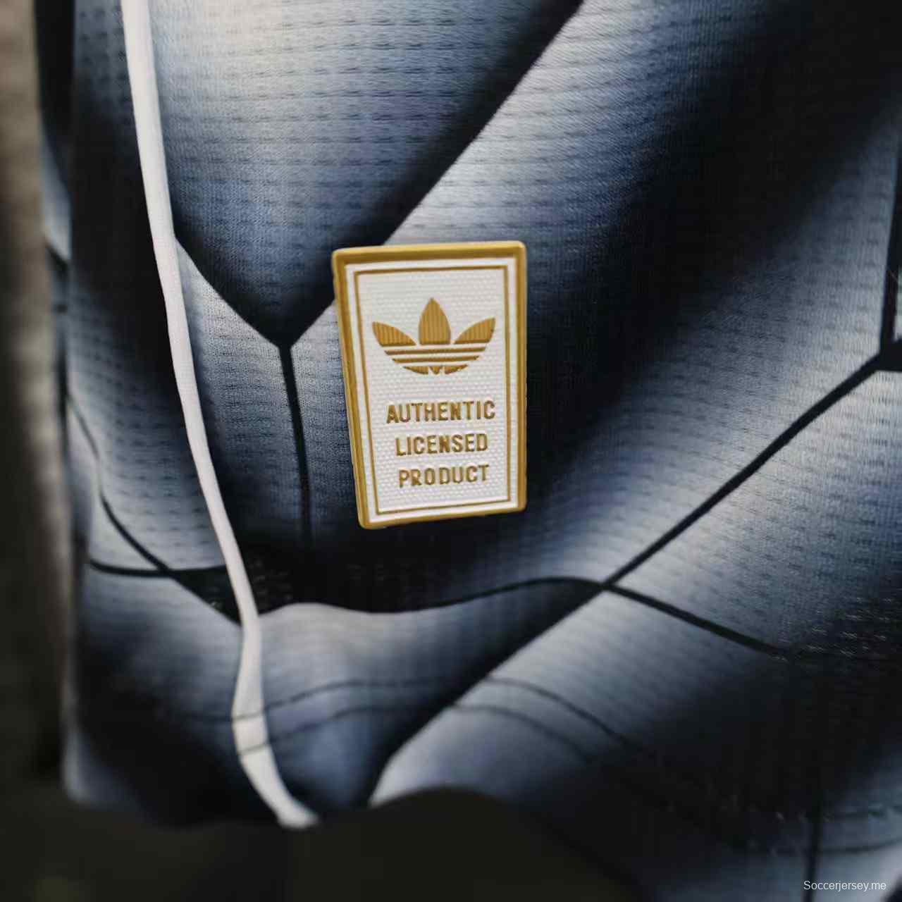 نسخة اللاعب القديمة 1988/89 ريال مدريد الثالثة باللون الأزرق الداكن مع قميص أزرق داكن بنقشة شيفرون هندسية ثلاثية الأبعاد