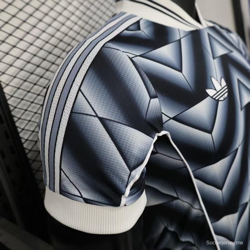 نسخة اللاعب القديمة 1988/89 ريال مدريد الثالثة باللون الأزرق الداكن مع قميص أزرق داكن بنقشة شيفرون هندسية ثلاثية الأبعاد