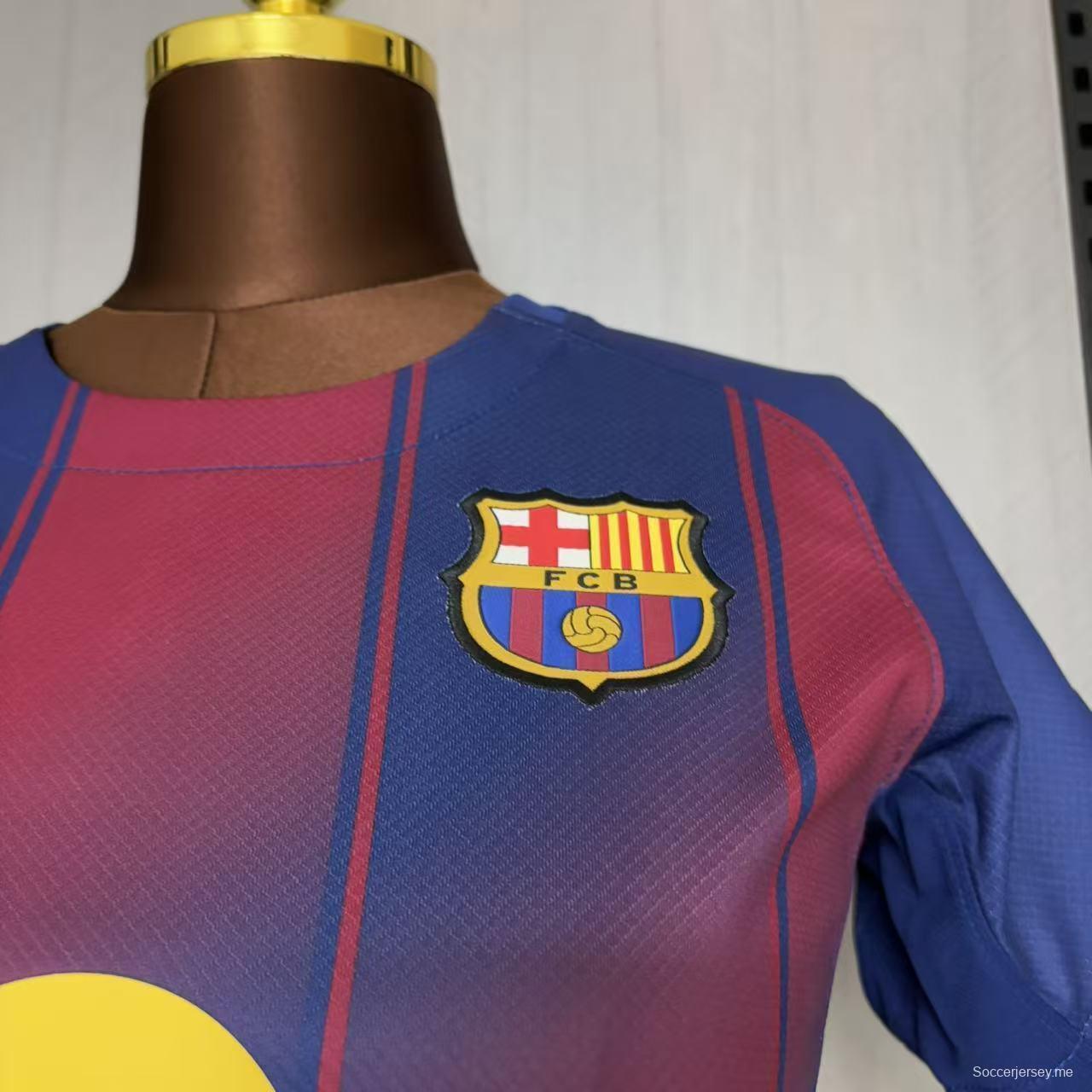 25/26 قميص برشلونة للسيدات على أرضه