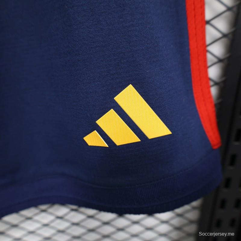 2026 نسخة اللاعب إسبانيا أزرق داكن مع شورت بخطوط حمراء وصفراء