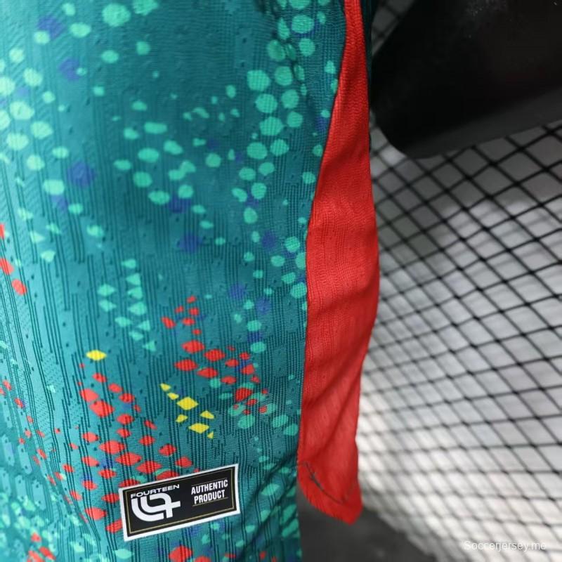 2026 نسخة اللاعب الكاميرون الأخضر مع قميص بنقشة نقاط ملونة