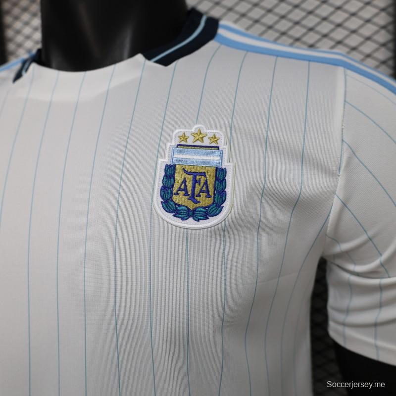 قميص اللاعب الإصدار 2026 الأرجنتيني الأبيض المزود بشعار "Terrace"