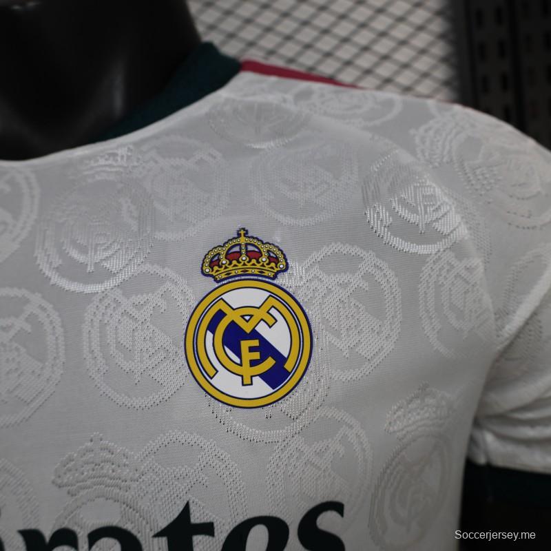 25/26 نسخة اللاعبين قميص ريال مدريد أبيض مع شعار خفيف