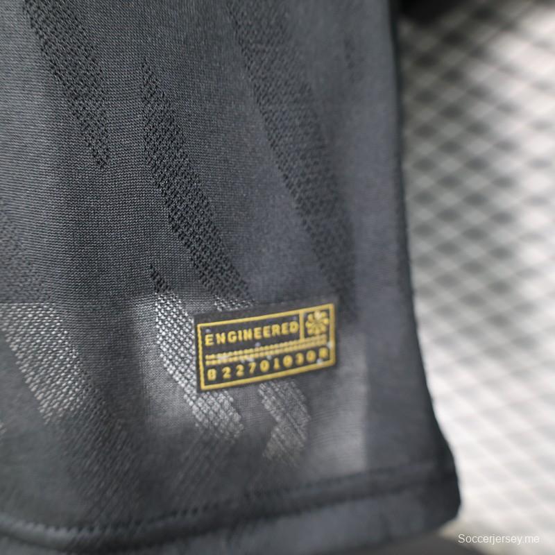 قميص لاعب نسخة 25/26 لفريق برشلونة باللون الأسود مع نقوش هندسية بألوان نيون