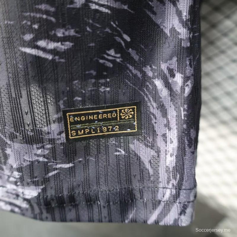 قميص اللاعب الإصدار 2026، إنجلترا، لون كحلي داكن بنمط خطوط الأسد