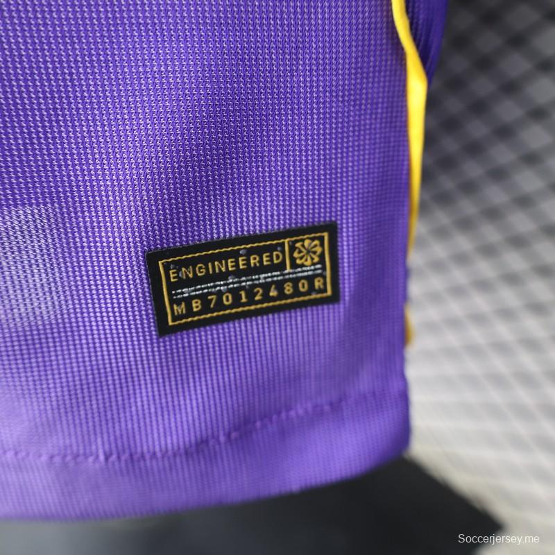 قميص برشلونة الخاص باللاعب، إصدار 26/27، باللون الأرجواني