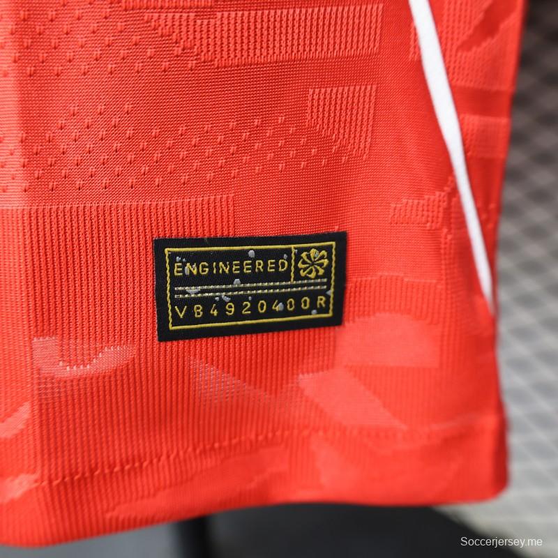 2026 نسخة اللاعبين قميص إنجلترا الأحمر بنمط رسومي تجريدي