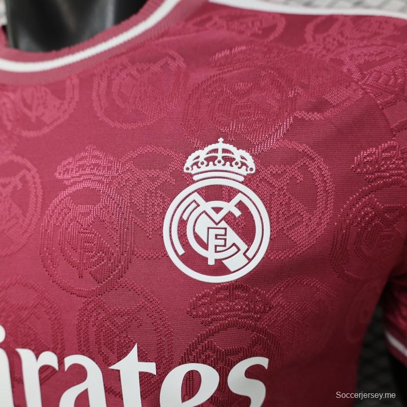 25/26 نسخة اللاعبين ريال مدريد الثالث باللون الوردي الداكن مع شعار منقوش على كامل القميص