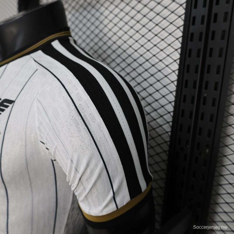 2026 نسخة اللاعبين اليابان قميص أبيض مع خطوط سوداء رفيعة