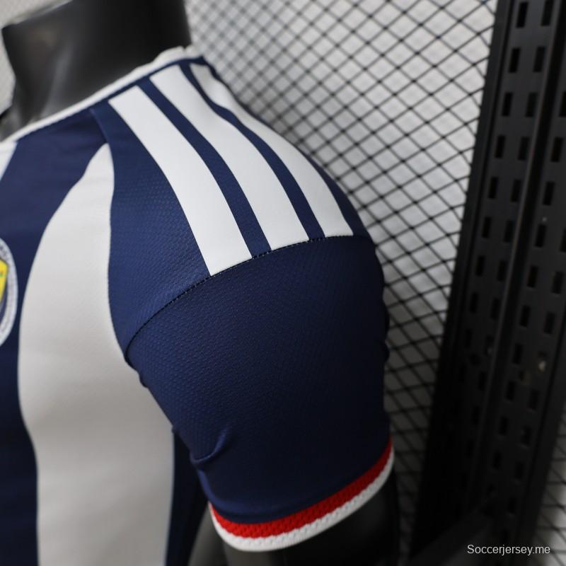 قميص اللاعب نسخة 2027، قميص منتخب اسكتلندا للعب خارج أرضه، أبيض/كحلي بخطوط عمودية