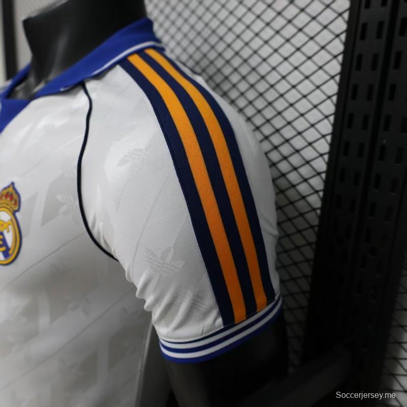 قميص اللاعب نسخة 26/27، قميص ريال مدريد الرسمي الأبيض بياقة زرقاء ونقشة جاكار