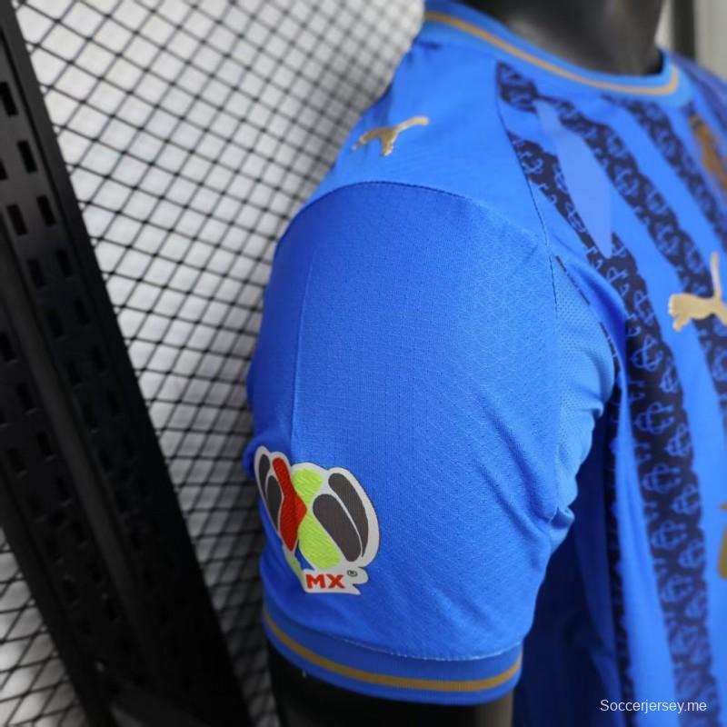 قميص اللاعب رقم 26/27 لفريق تشيفاس غوادالاخارا (قميص خارجي أزرق بنمط خطوط داكنة)