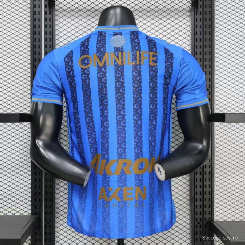 قميص اللاعب رقم 26/27 لفريق تشيفاس غوادالاخارا (قميص خارجي أزرق بنمط خطوط داكنة)