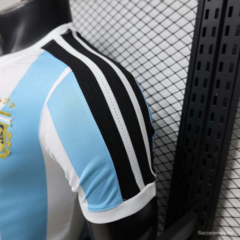 قميص المنتخب الأرجنتيني للمباريات على أرضه، إصدار اللاعب 2027، باللونين الأبيض والأزرق الفاتح مع شارة بطل كأس العالم FIFA