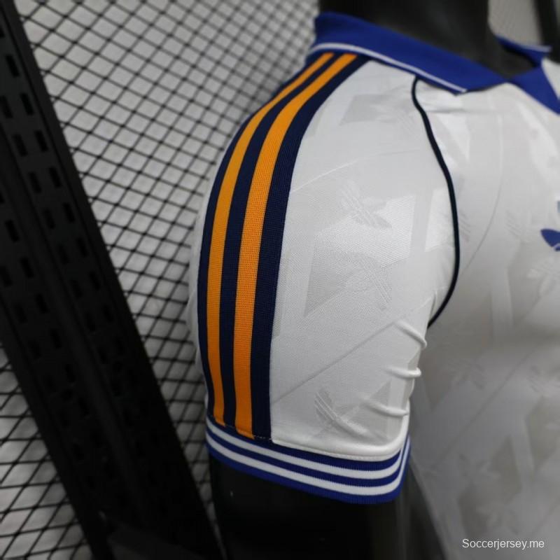 قميص اللاعب نسخة 26/27، قميص ريال مدريد الرسمي الأبيض بياقة زرقاء ونقشة جاكار