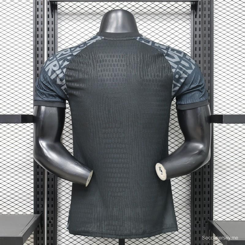 قميص اللاعب رقم 26/27 الخاص بنادي ريفر بليت للعب خارج أرضه باللون الأسود مع طباعة حروف على كامل القميص