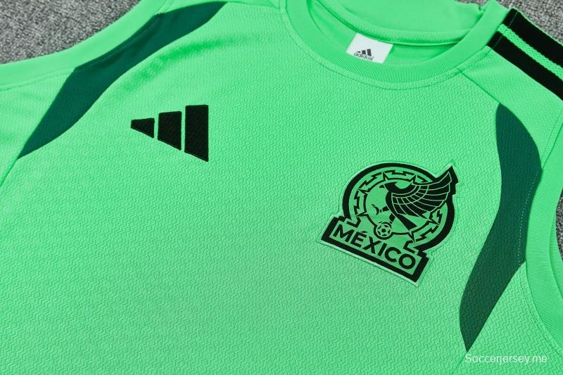 26/27  طقم مكون من سترة تدريب خضراء بلا أكمام + شورت أسود