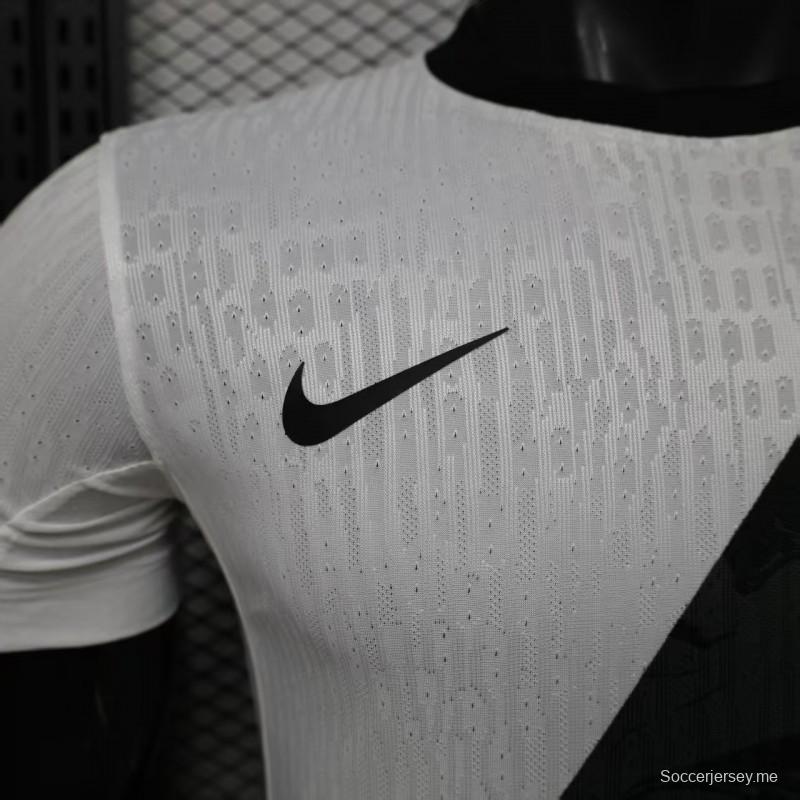 قميص اللاعب رقم 26/27 لفريق فاسكو دا جاما (الزي الخارجي) باللون الأبيض مع شريط مائل باللون الأسود