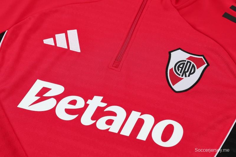 25/26 طقم رياضي مكون من سترة بنصف سحاب باللون الأحمر من Riverbed + بنطال طويل باللون الأسود