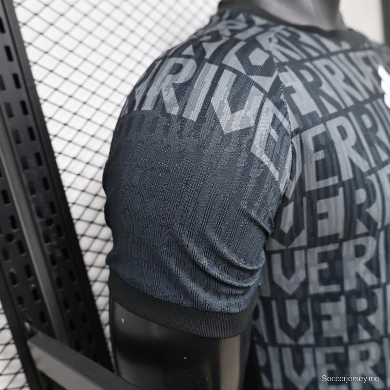 قميص اللاعب رقم 26/27 الخاص بنادي ريفر بليت للعب خارج أرضه باللون الأسود مع طباعة حروف على كامل القميص