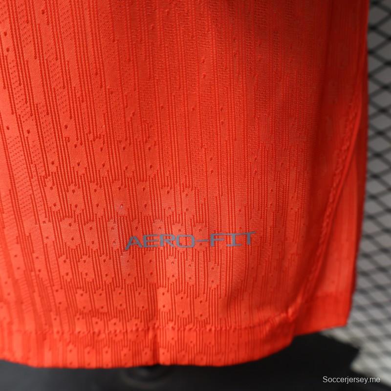 قميص الفريق الأول للاعبين، إصدار 2026، باللونين الأحمر والأزرق مع نمط صليب العلم