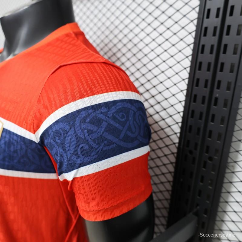 قميص الفريق الأول للاعبين، إصدار 2026، باللونين الأحمر والأزرق مع نمط صليب العلم