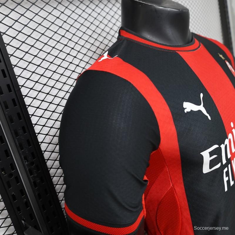 قميص اللاعب الرئيسي لميلان (AC Milan) للموسم 2026/2027 باللونين الأحمر والأسود مع خطوط عمودية