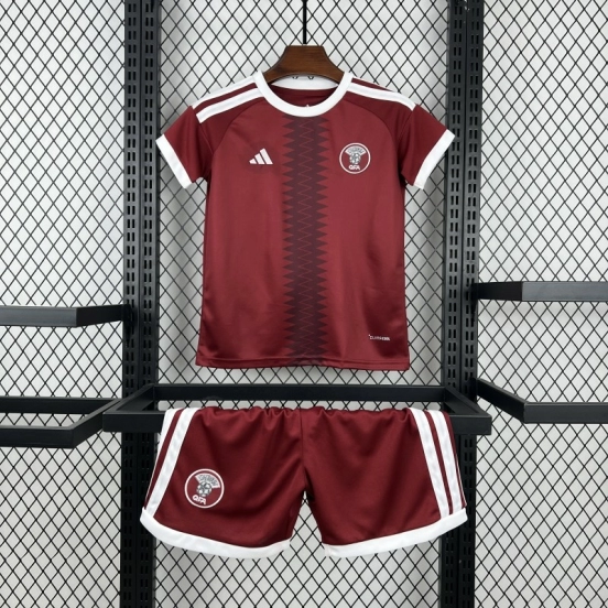 الزي الرسمي لفريق قطر للأطفال في كأس العالم 2026