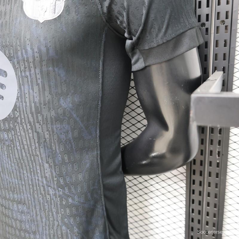 قميص اللاعب الإصدار 26/27 لفريق برشلونة باللون الأسود بالكامل مع شعار الراعي "Spotify" - إصدار خاص