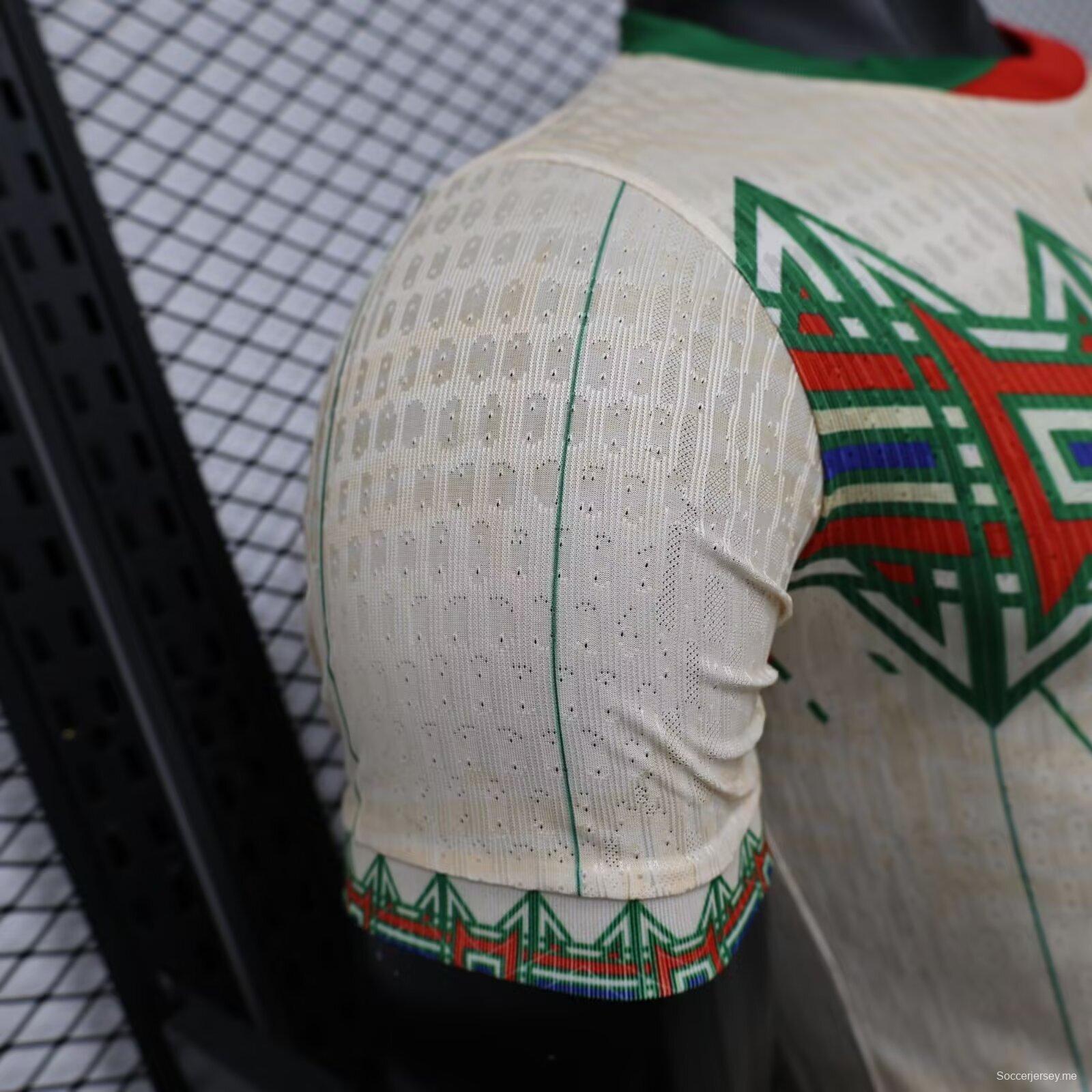 قميص اللاعب الإصدار 2026 باللون الكريمي مع نقوش هندسية قبلية، إصدار خاص