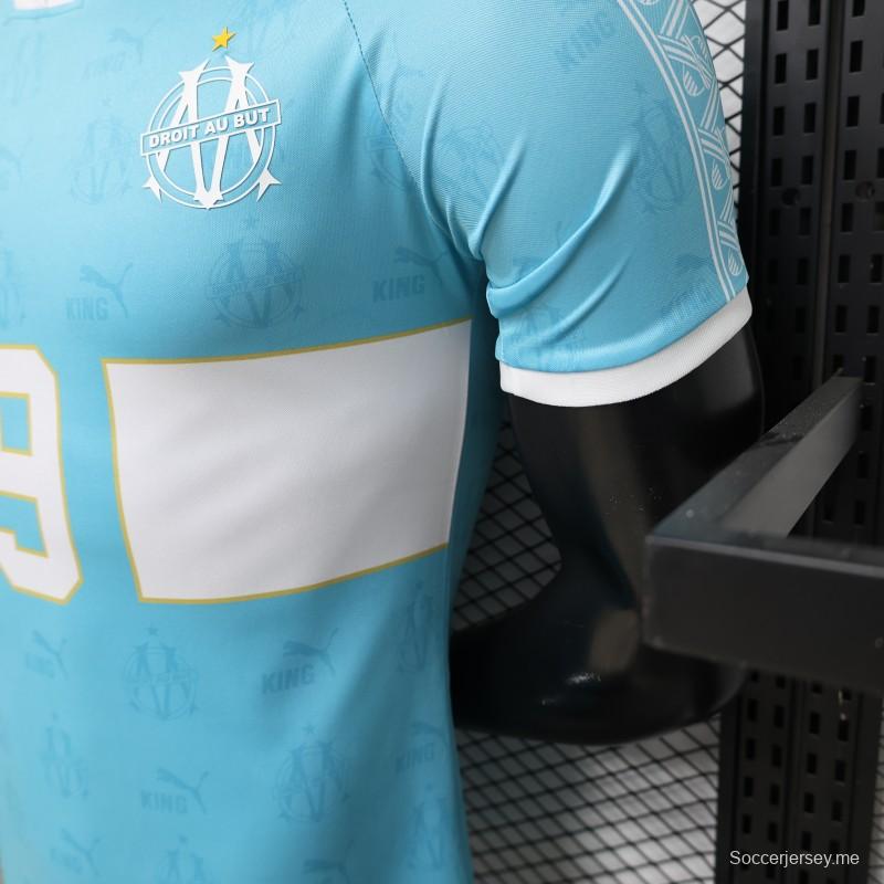 قميص لاعب مارسيليا الزائر باللون الأزرق الفاتح، موسم 2026/2027